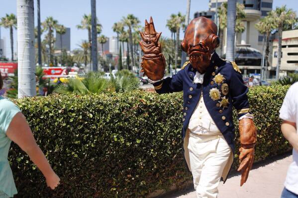 OldAckbar's tweet photo. I don't mind paparazzi. Feels good to be remembered for your part in overthrowing the Empire. #FleetAdmiral #Hero https://t.co/R0HTRam0Iw