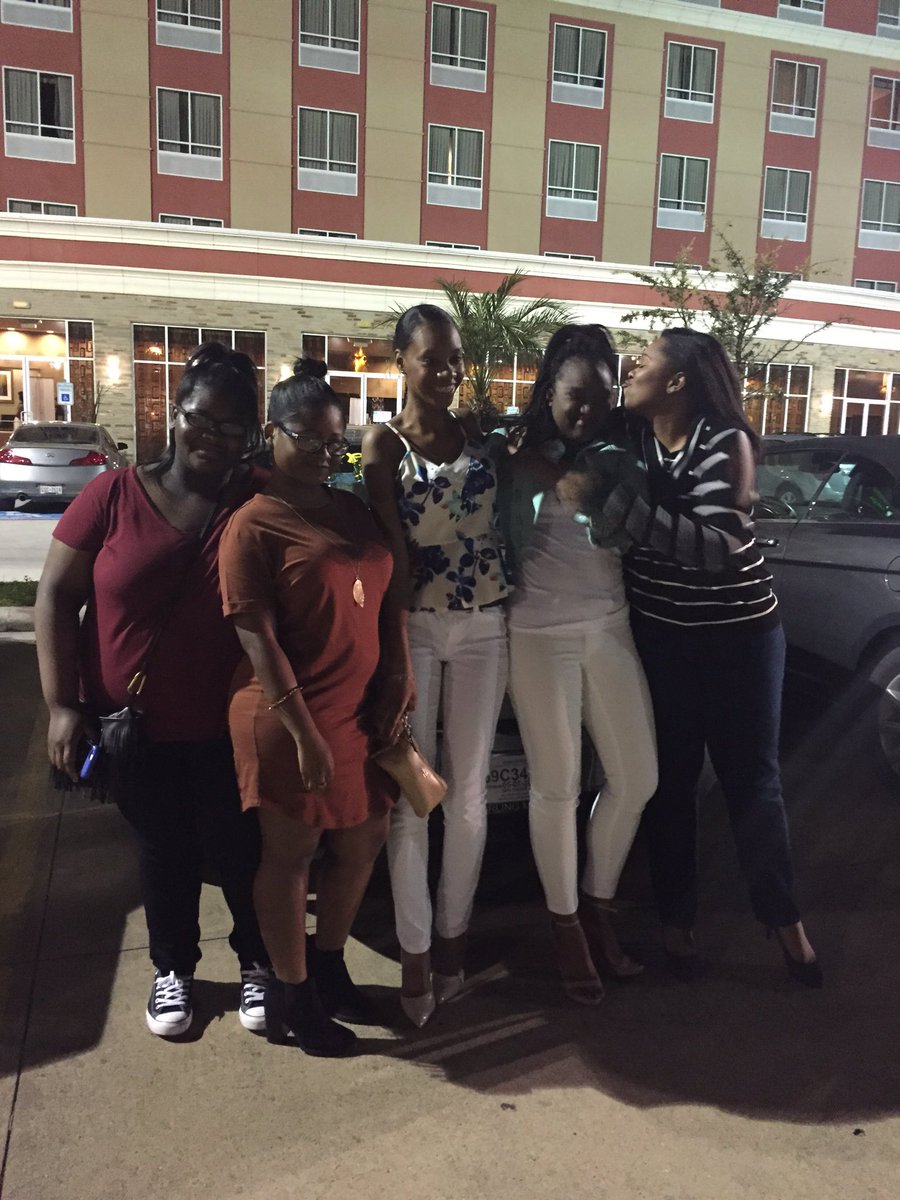 the_ArtsyOne's tweet photo. Great night w/ my loves ππ #Pisces2016 https://t.co/FfYCauKaGA
