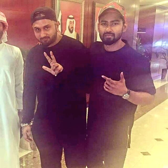 yo_yo_army's tweet photo. Catch #YoYoHoneySingh performing live with @iamsrk &amp; @yo_yo_boys Today at #RSMMA only on @ZeeTV from 8PM onwards !! https://t.co/dr6Xe8faeD