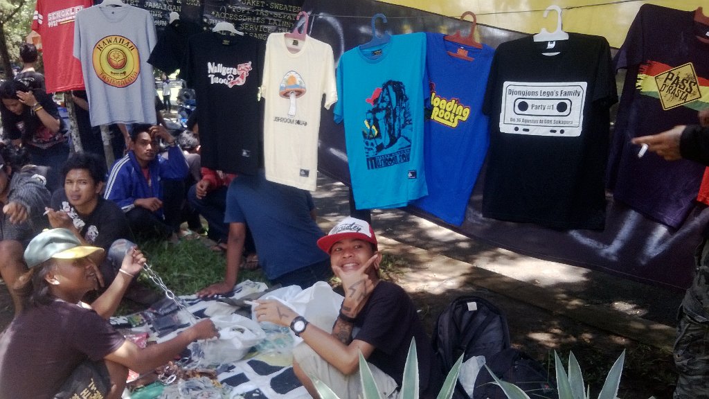 Bawa uang lebih ya <a href="/VORaddict/">Pecandu VOR</a>, krn kamu bisa beli merch original all band jamaican sound dari teman2 SENGKLEK SHOP!