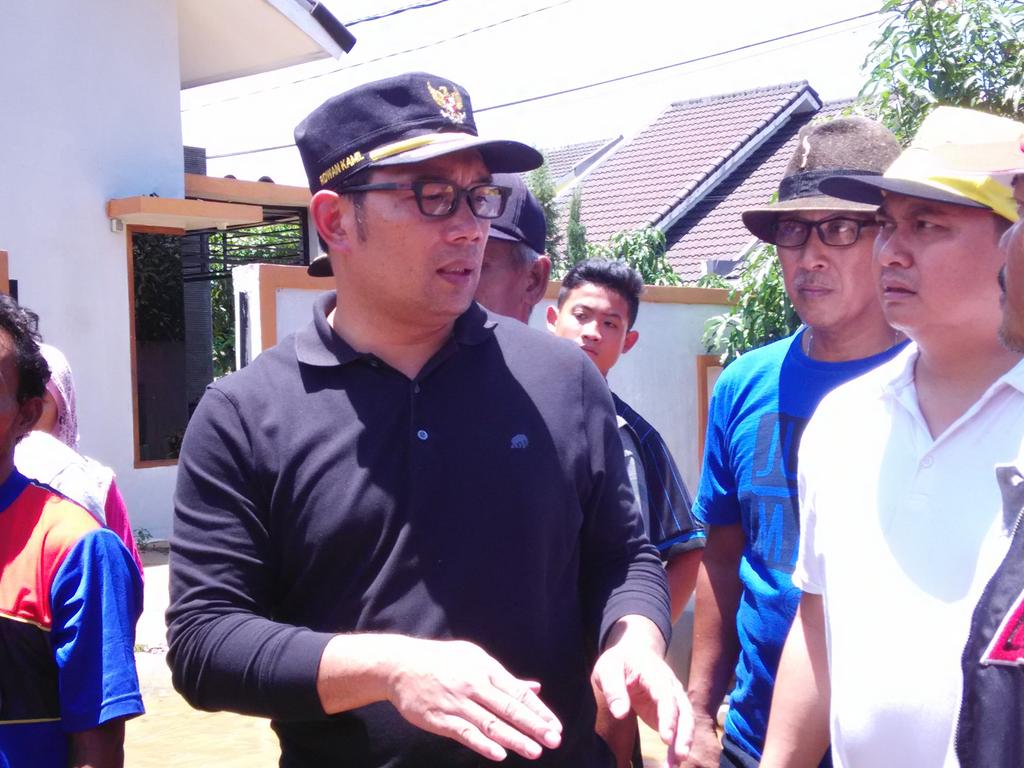 infoupdates_'s tweet photo. #UpdateBdg RT @totoakbar1
suasana banjir di adipura gedebage ditinjau ridwal kamil https://t.co/qGzZIt6Y0m