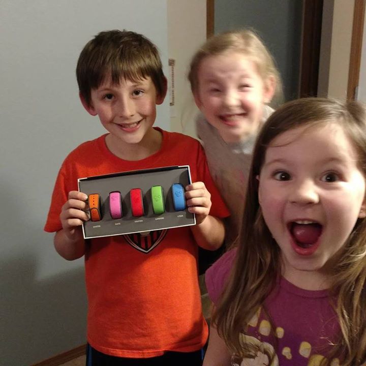 dustinfrandsen's tweet photo. One happy family excited for their Disney Vacation! #magicband #disneyworld #lotsofshaking… https://t.co/gJFtRoWHmR https://t.co/1WD8Xgaama