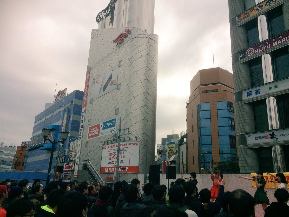 yakandedash's tweet photo. イベント始まったでぇ〜大盛り上がりや。#赤マルダッシュ https://t.co/lL7vRsaWdd