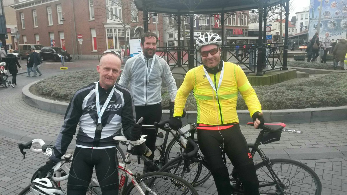 OmloopZandvoort's tweet photo. Deze heren hebben de 120 gefietst: "beter dan vorig jaar, mooi stuk gefietst en nu een biertje!" #verdiend #OVZ16 https://t.co/s8bnyp1fNC