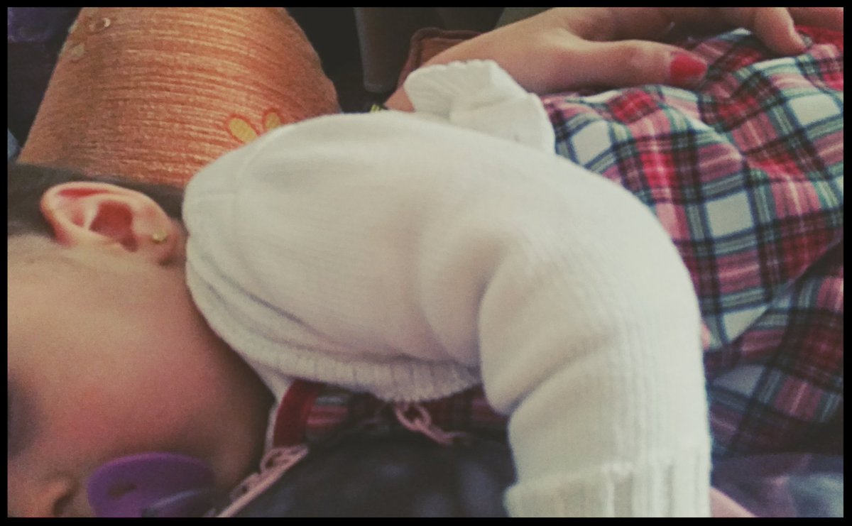 Bego_Cen's tweet photo. Que se duerma ella es casi mejor que dormir tú. 😍💛 #Siesta #Madrina #MiniBego https://t.co/ojera3WpAy