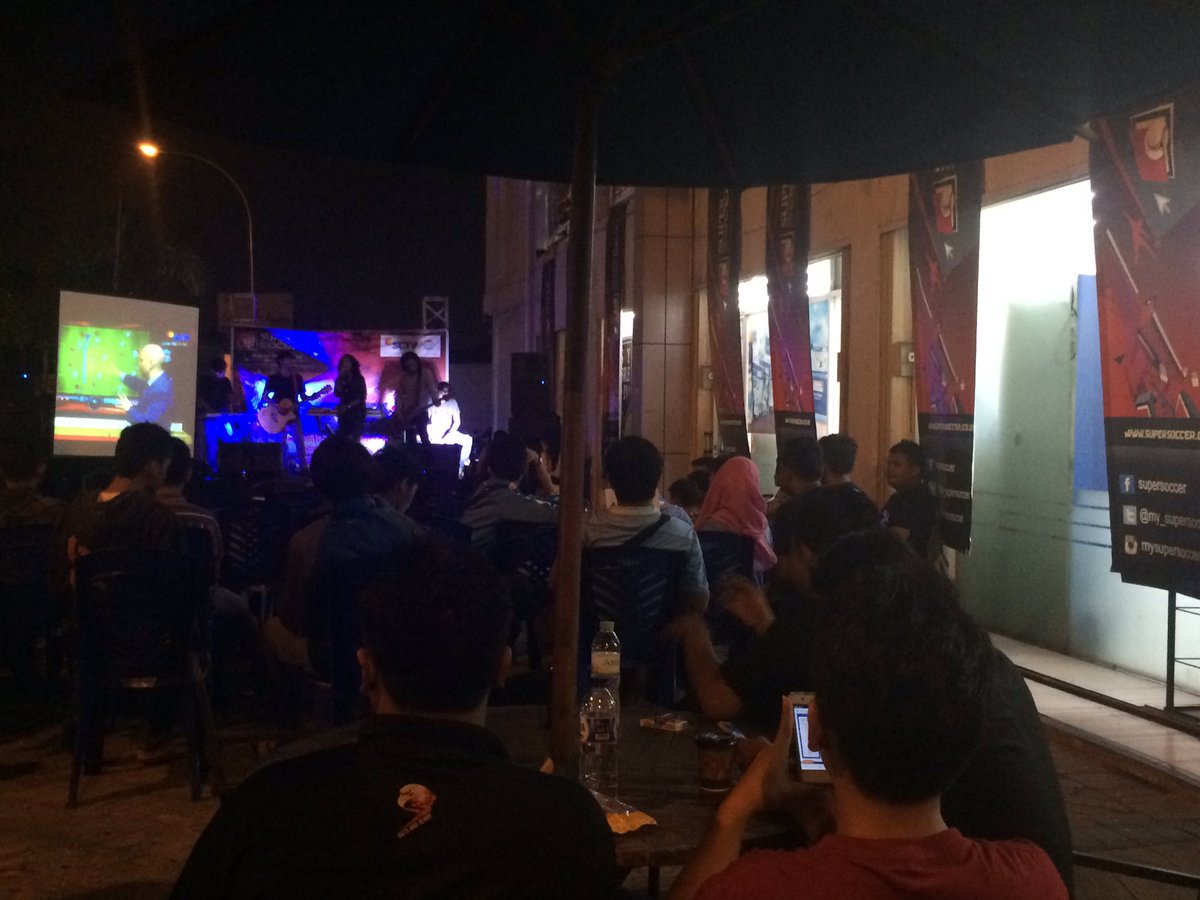 Ayo gabung sama Komunitas Man. United dan Man. City di Idm Simpang Pangeran Hidayat! Nobar!