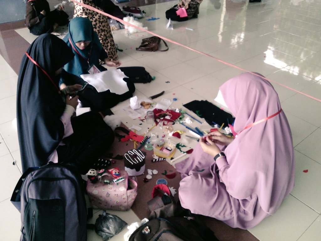 KAMMI_Makassar's tweet photo. Lomba handcraft (20/3). Akhwat2 kammi sdg berkreasi membuat kerajinan tangan #kamm18ergerak @KAMMIPusat https://t.co/fV4n2wOtpG