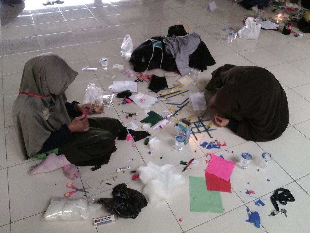 KAMMI_Makassar's tweet photo. Lomba handcraft (20/3). Akhwat2 kammi sdg berkreasi membuat kerajinan tangan #kamm18ergerak @KAMMIPusat https://t.co/fV4n2wOtpG