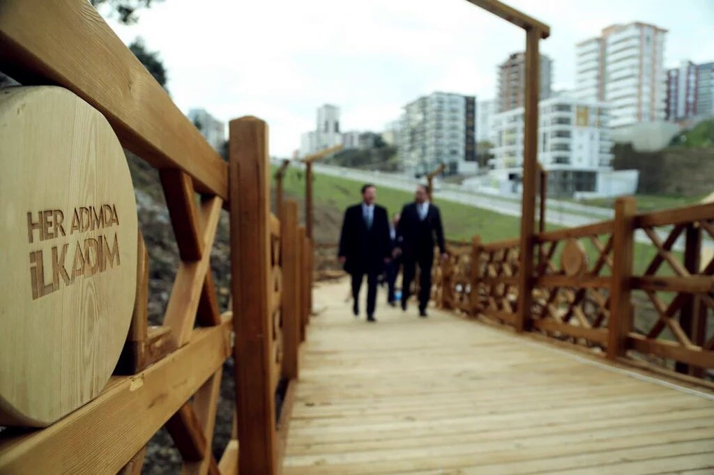 erdogantok55's tweet photo. Ahşap Yürüyüş Yolu projemiz özelliği bakımından deniz ve şehir manzarasını keyifle izleyebileceğinz bir seyir terası https://t.co/XnIiCqvq3F