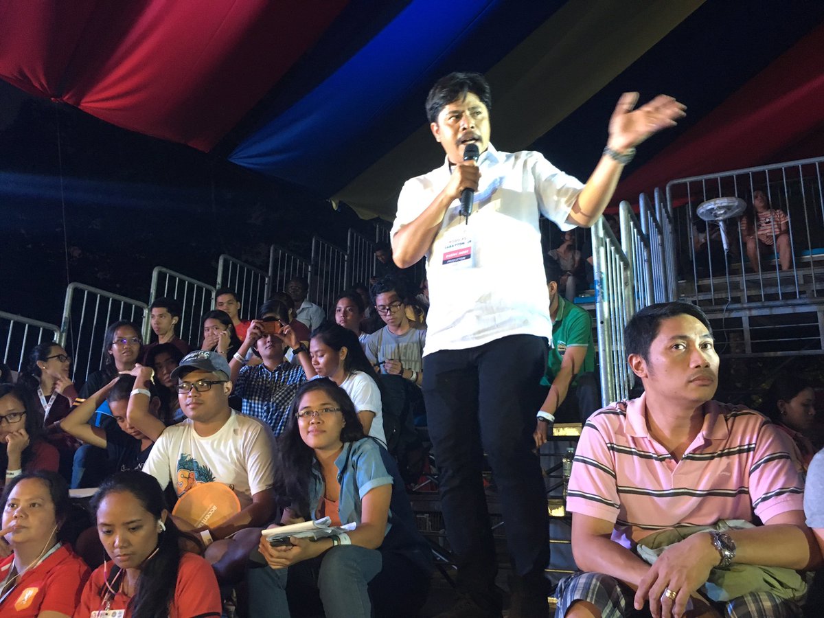 While waiting, Bayaw <a href="/junsabayton/">.</a> asks students at UP Cebu what they what to hear on the #PiliPinasDebates2016
