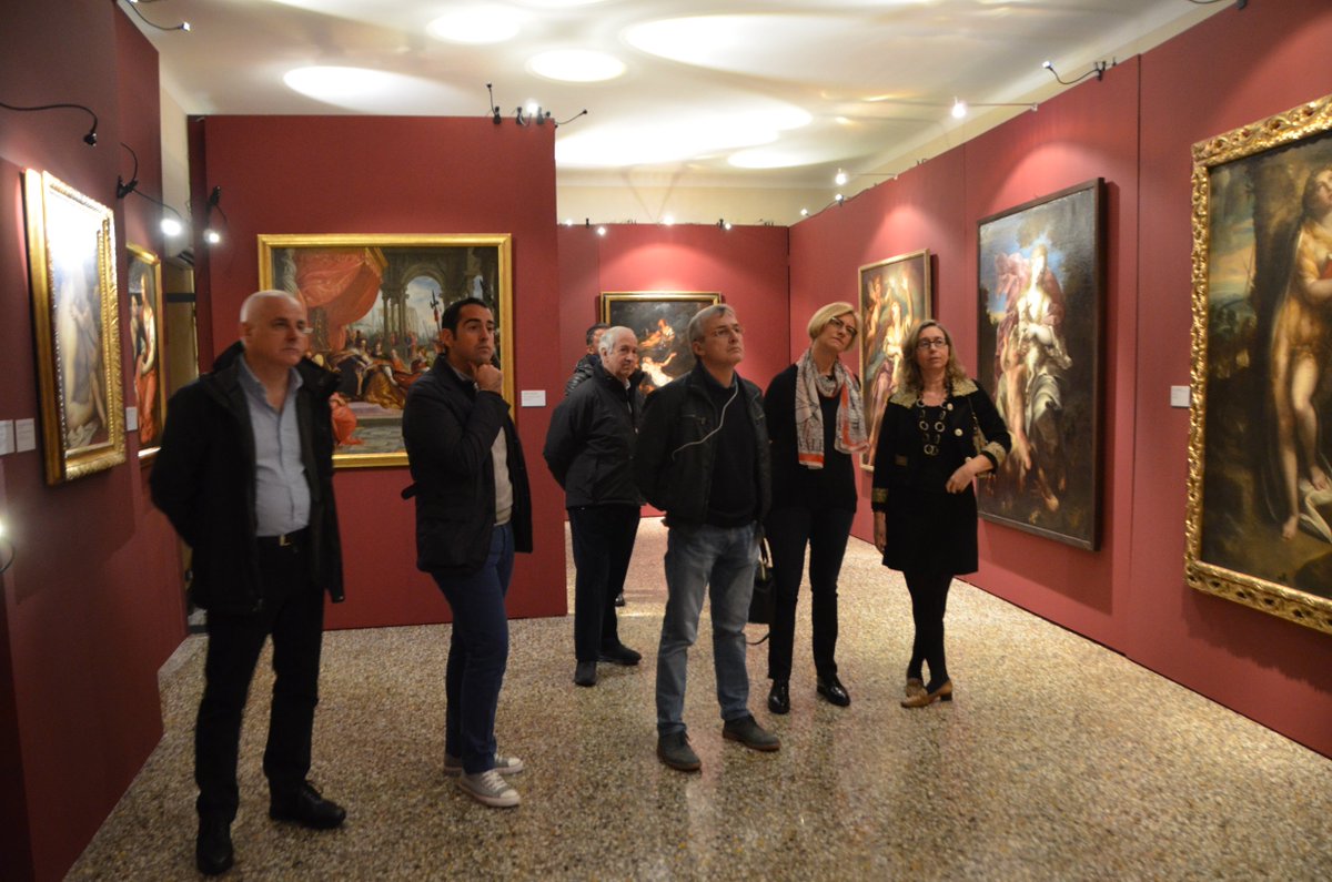 Ministro <a href="/robertapinotti/">Roberta Pinotti</a> visita la Mostra Uomini e Dei a #palazzodellameridiana con la curatrice <a href="/AnnaOrlandoGE/">Anna Orlando</a>