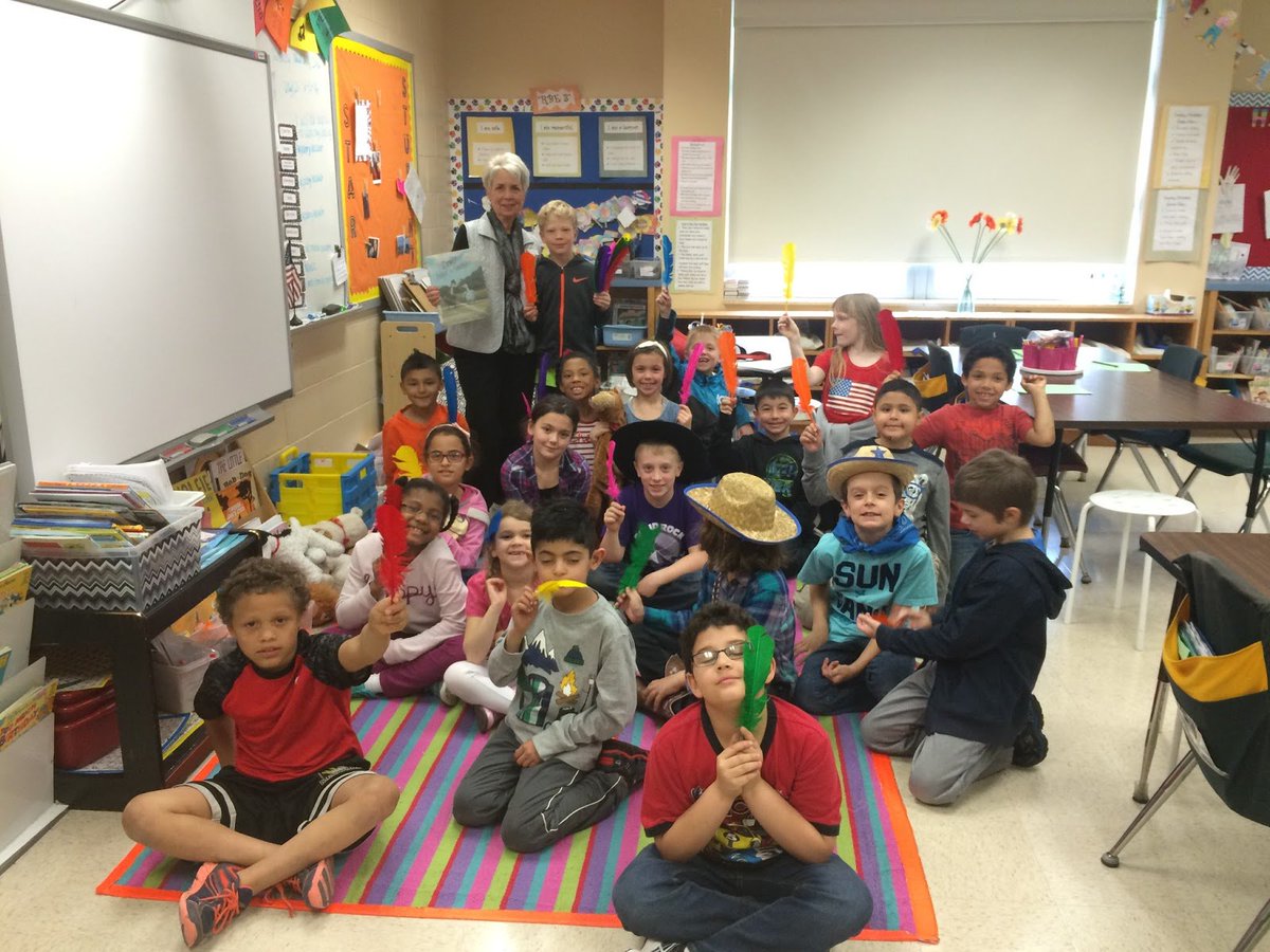 janmees_como's tweet photo. Jan with students at Rock Bridge Elementary on Mar 10, 2016 https://t.co/N9qinNSzb6