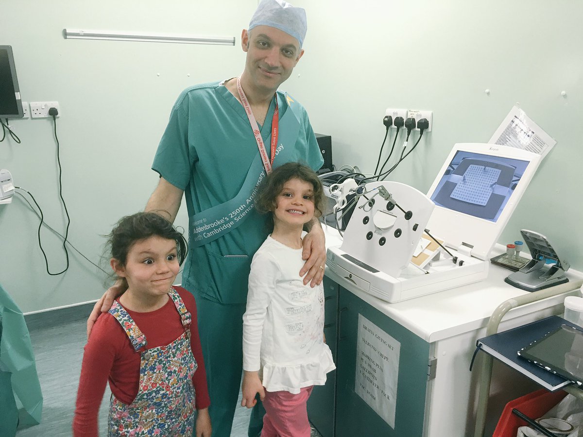 Nadia &amp; Kiana get to grips with surgery with help from Kourosh Saeb-Parsy, #transplant surgeon #CUHOpenDay