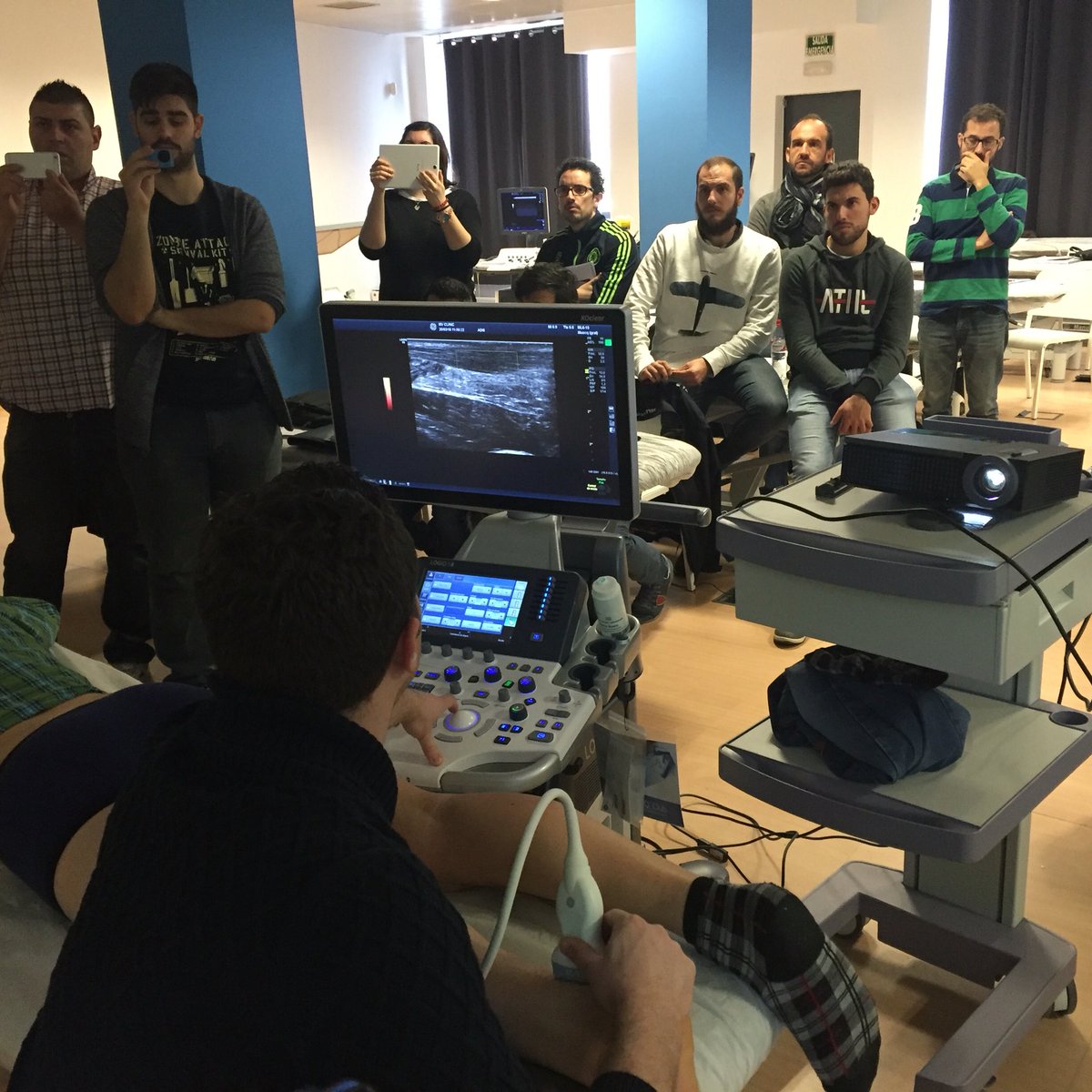 ElectrolisisP's tweet photo. Continuamos con #abordaje #electrolisispercutanea del #tendon de #Aquiles @primfisio @MVClinic #formaciondecalidad https://t.co/eEioTo801Y