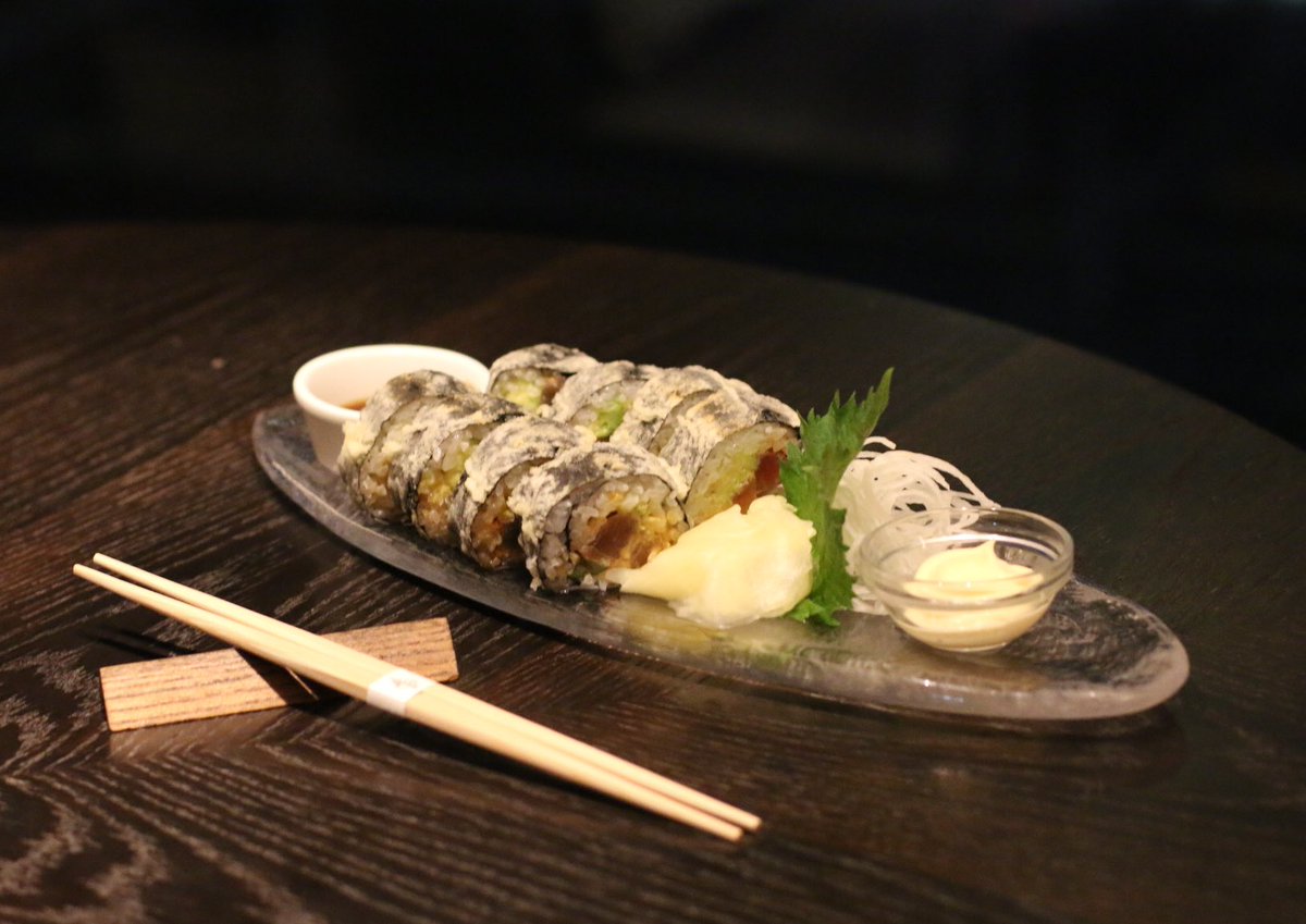 SidewalkHustle's tweet photo. Diving into this tuna & avocado tempura sushi roll. Because, Japan.
#MOTIFTokyo
#FSTaste
#FSExperience https://t.co/9B6k0nm1hu