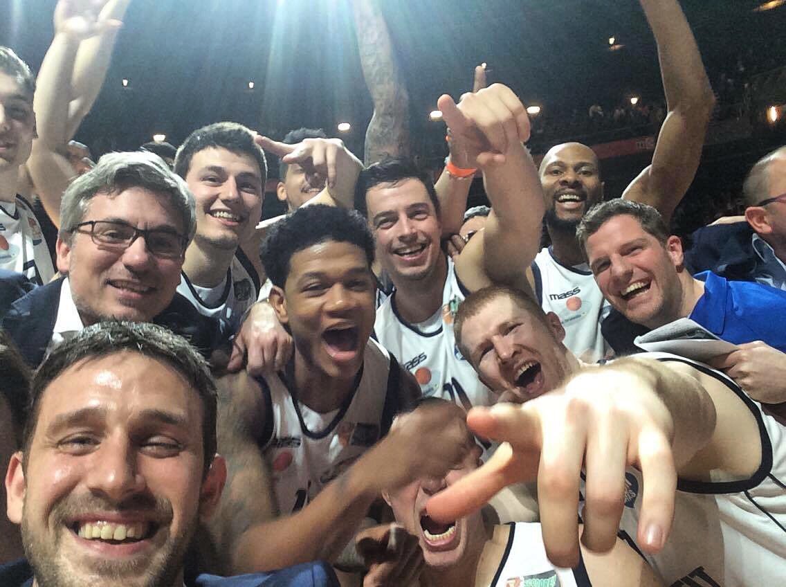 BrusselsBasket5's tweet photo. And offcourse.. We had to share the Victory selfie with you😁 #OneTeamBrussels https://t.co/T2tSIFQ6bq