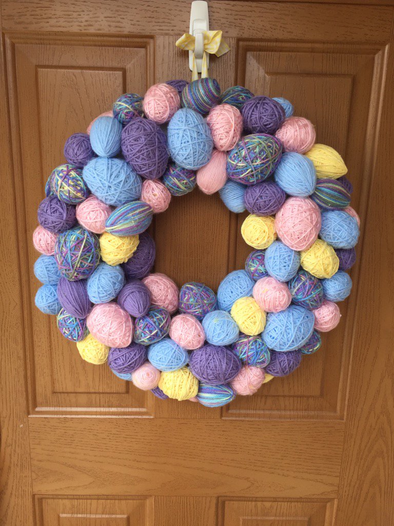 CraftyEsquire's tweet photo. Check out this adorable pastel #yarn wrapped #Easter egg wreath! So easy to make, and soft as a bunny's tail! 🐇🌷💐 https://t.co/zCQdkNJVTA