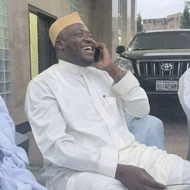 Lokacin da wani yake kuka a lokacin wani yake dariya hahaha ba ruwan biri da gada