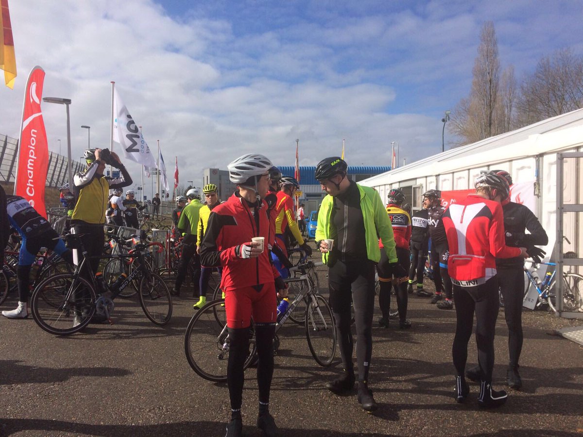 OmloopZandvoort's tweet photo. Even bijkomen bij de verzorgingspost in Leiden. De 120km groep gaat lekker, op naar Lisserbroek! #OVZ16 #lechampion https://t.co/xYdt4q8oDb
