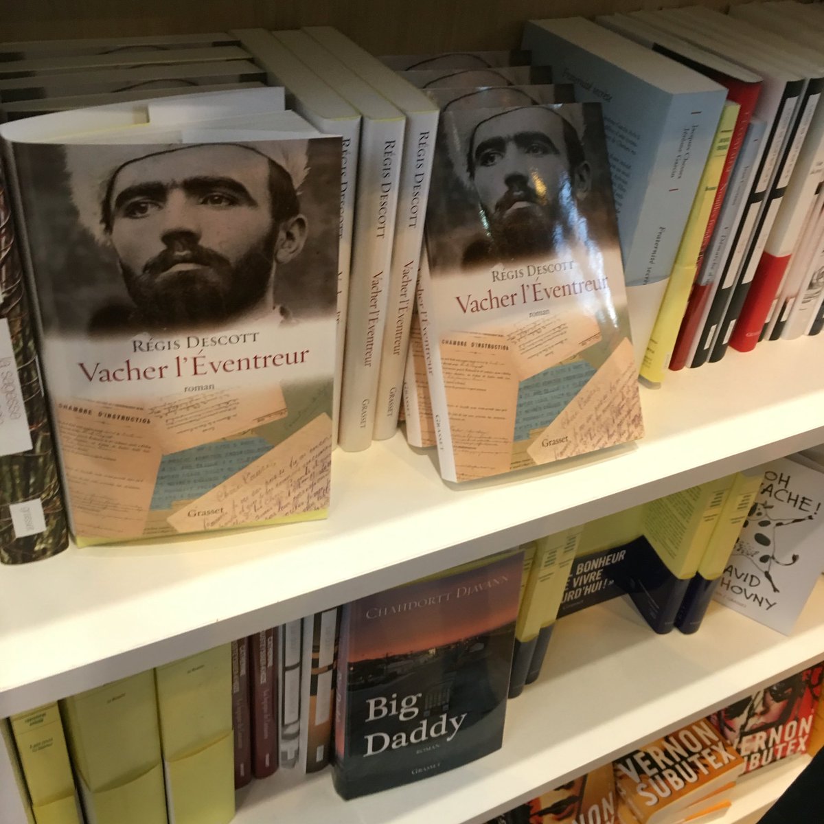 nathcouderc's tweet photo. @RegisDescott en bonne place au salon ! Lisez-le ! @EditionsGrasset https://t.co/cfs5dhVxyF