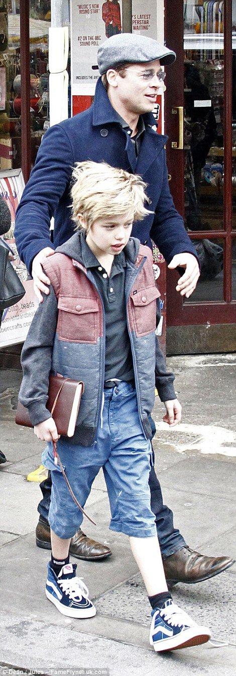 X 上的Angelina Jolie 🌍：「New  Angelina Jolie, Brad Pitt and the Kids were  seen shopping at Portobello Road.  / X
