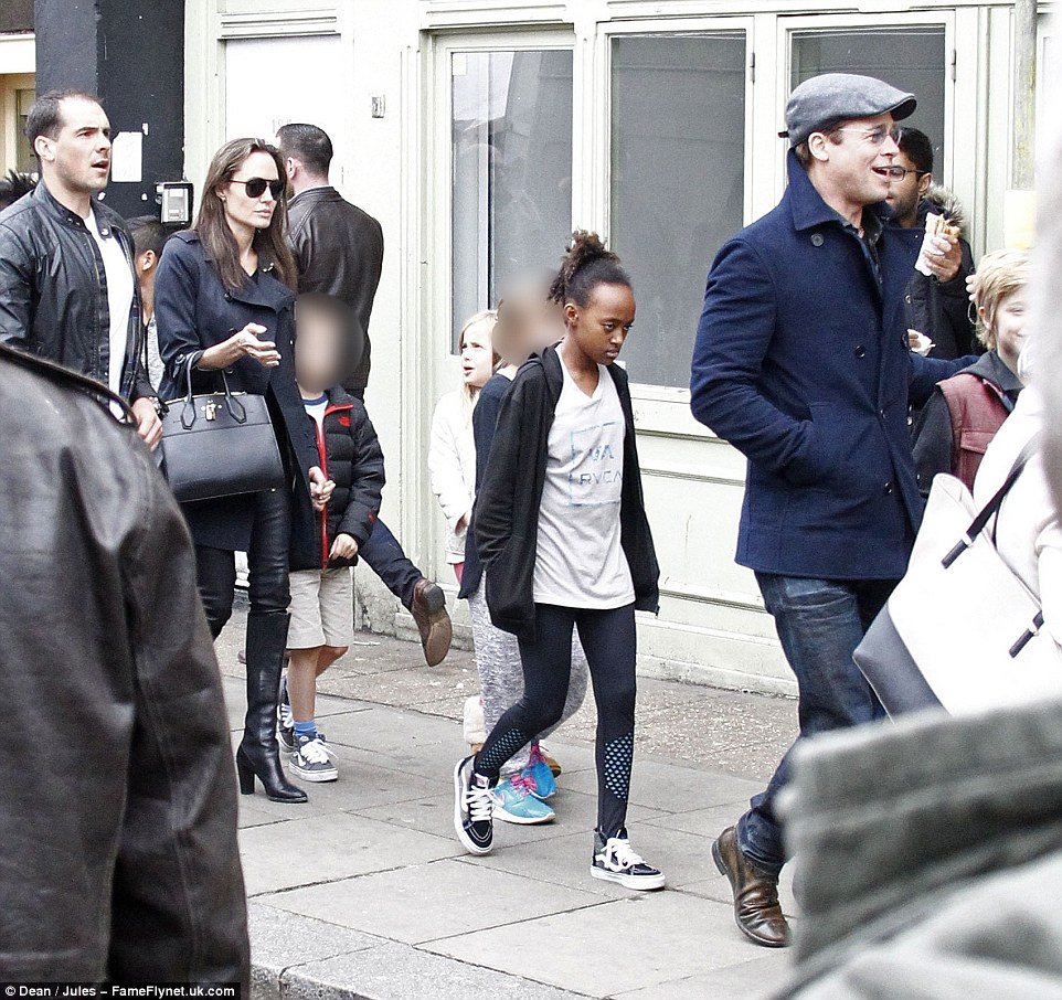 X 上的Angelina Jolie 🌍：「New  Angelina Jolie, Brad Pitt and the Kids were  seen shopping at Portobello Road.  / X