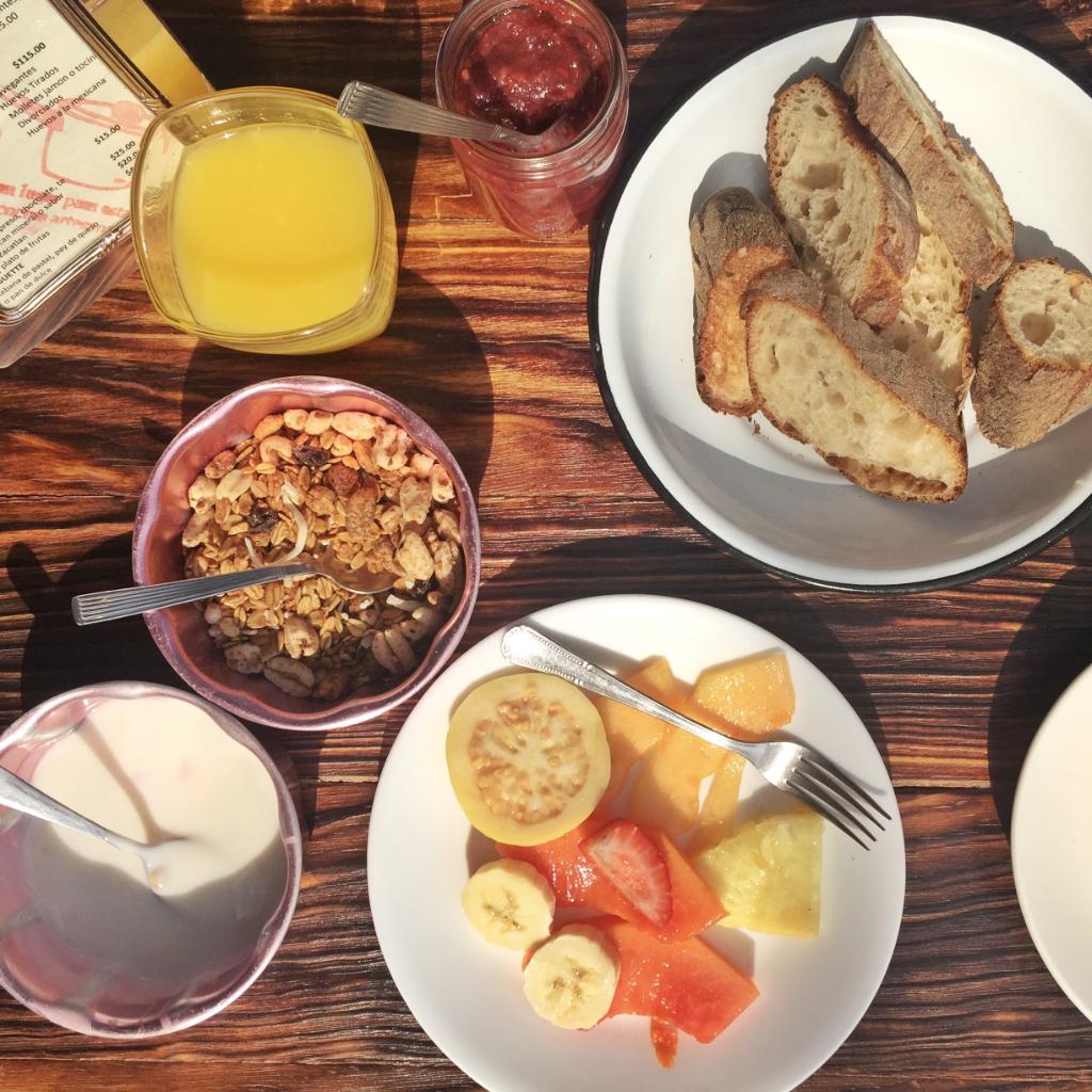 ExpressPanama's tweet photo. Desayuno para recargar energías. ¡Feliz #SemanaSanta! https://t.co/GhgEcxOcly