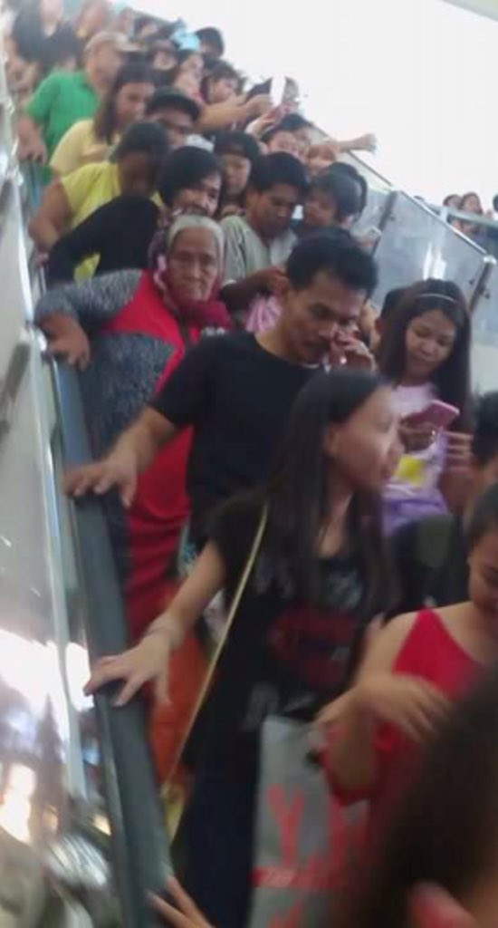 thisissired's tweet photo. Habang nakanta si Darren ng Stuck Kanina , literal na stuck yung mga Tao hahahahaha #robdasma https://t.co/GSmgpcazG6