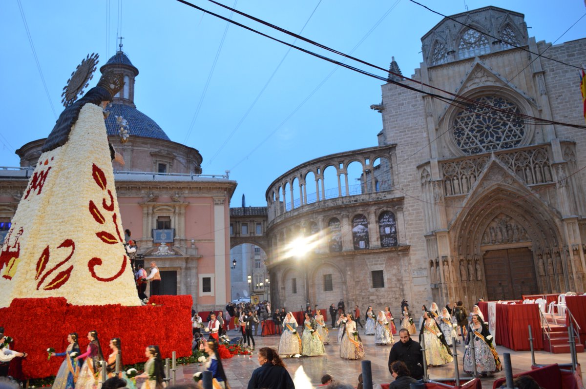 Amparosorimari's tweet image. Y la #ofrenda16 nos dejó cien mil motivos para recordar indumentat.com/5914-2/ #SOMPATRIMONI