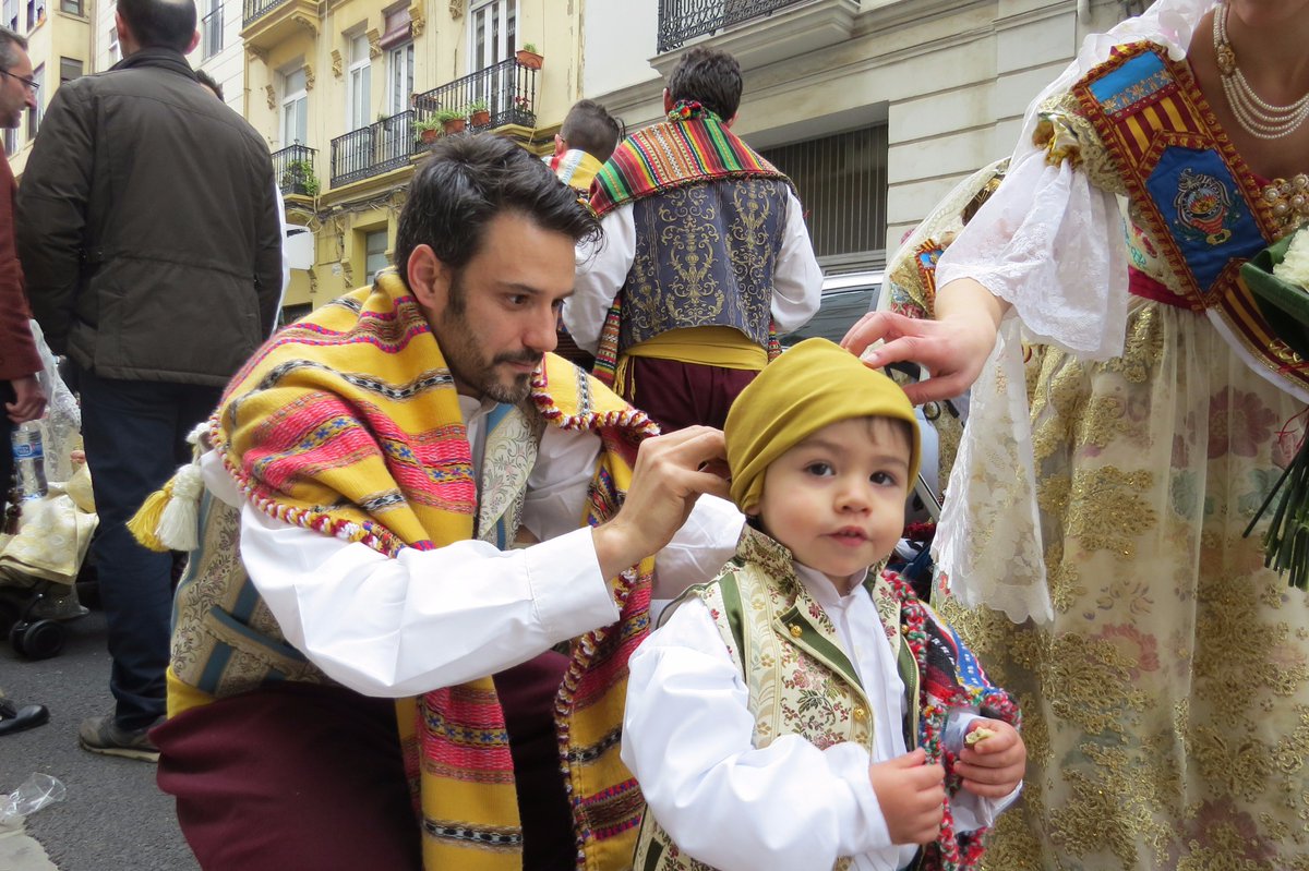 Amparosorimari's tweet image. Y la #ofrenda16 nos dejó cien mil motivos para recordar indumentat.com/5914-2/ #SOMPATRIMONI