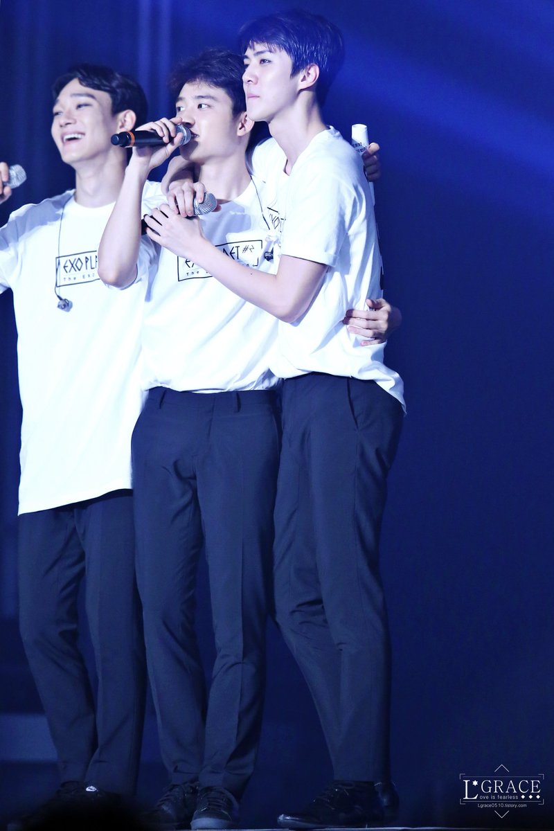 mdzlhcy_'s tweet photo. เซฮุนเหมือนลูกดีโอเลยอ่ะ555555 คือยืนกอดพี่ตลอด มีย่อตัวอีก พี่โด้ก็โอบน้อง น่ารักก แต่ฮุนซนมากกก 💕💕💕 #exoluxiondot https://t.co/urDcUDeI0L