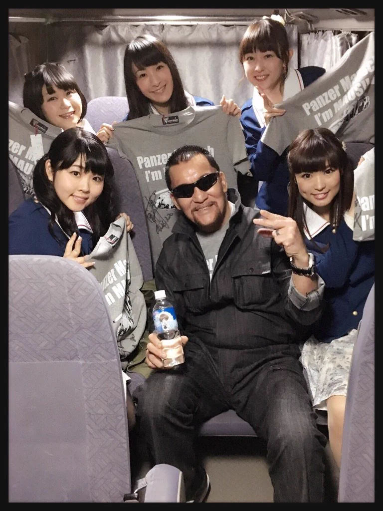 蝶野正洋が美女たちに囲まれてデレデレで記念写真を撮る..ww