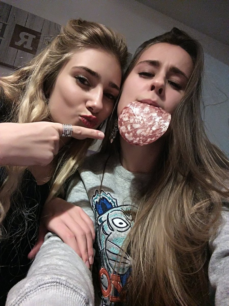 studioxoux's tweet photo. @Be__Juliette @ej_river quand je fouille dans mon portable ! 😏 #lesaucisson #ctropbon https://t.co/G4M04aP8j1