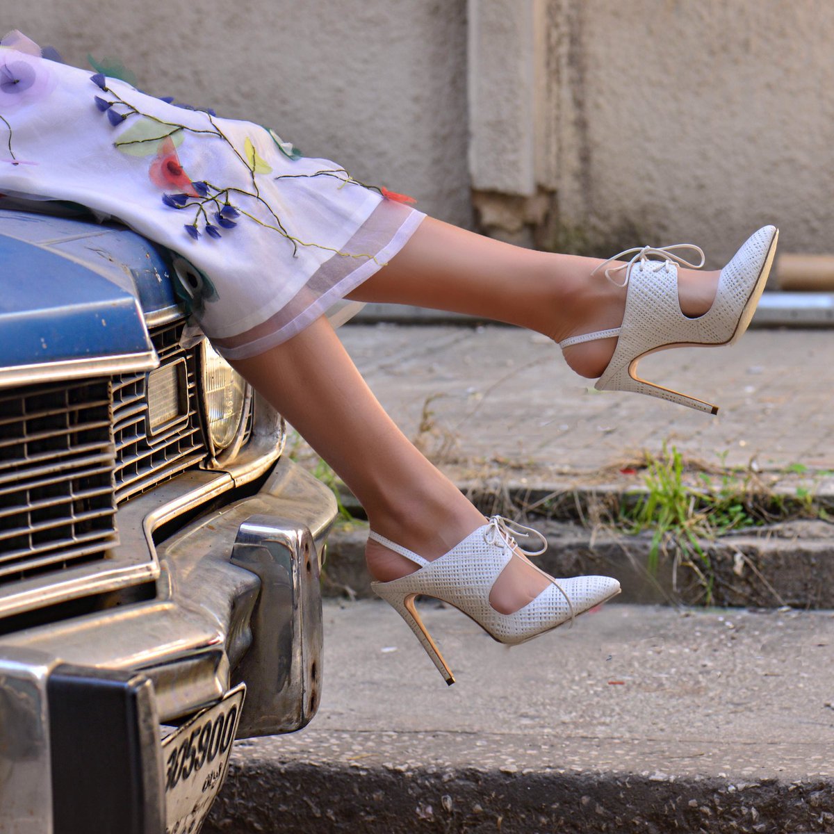 andreawazen's tweet photo. Kicking it Old School Style 💐 #andreawazen #loveisnewshoes https://t.co/NnOlWgWWQc