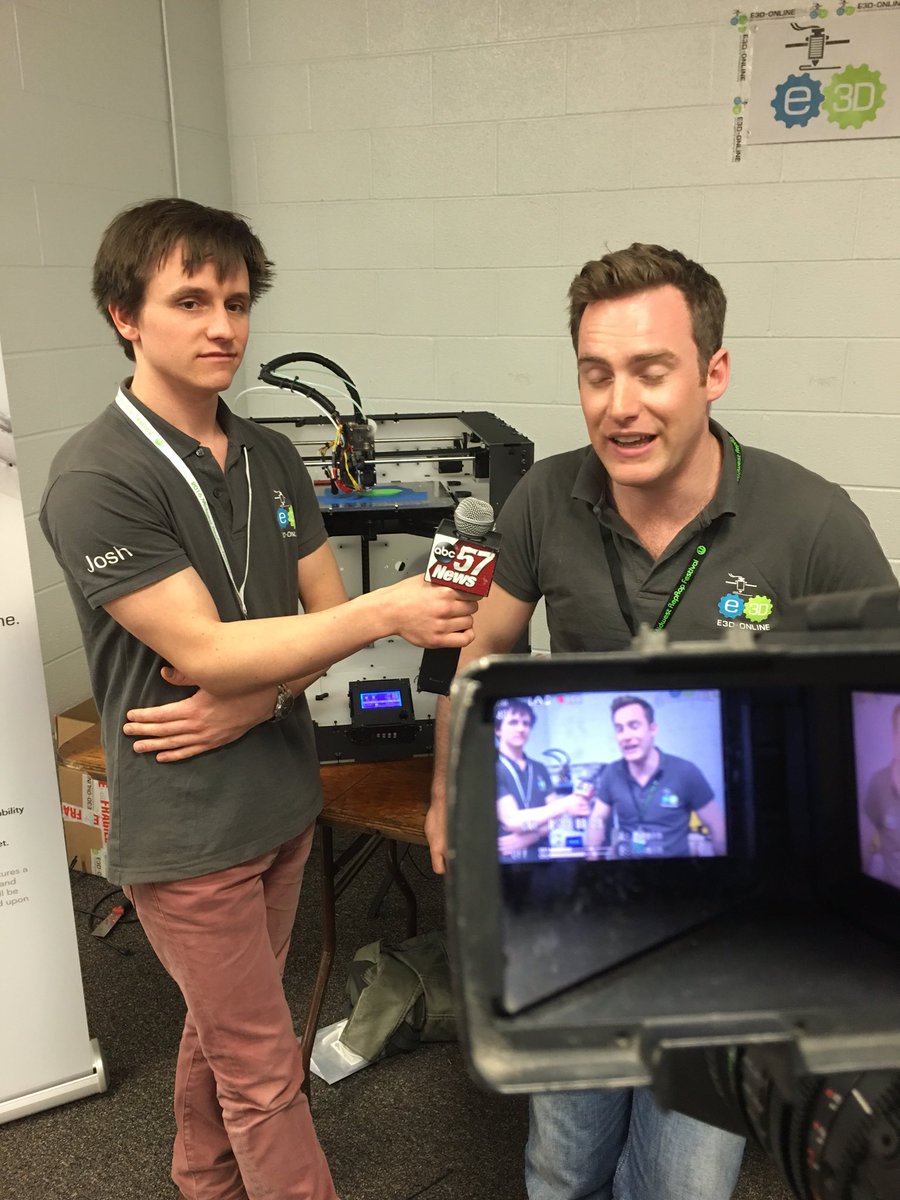 FY3TV's tweet photo. These awesome guys came all the way from #England to be a part of the #3Dprinting festival. @E3DOnline @BigBox3D https://t.co/sdK0xnxNgT