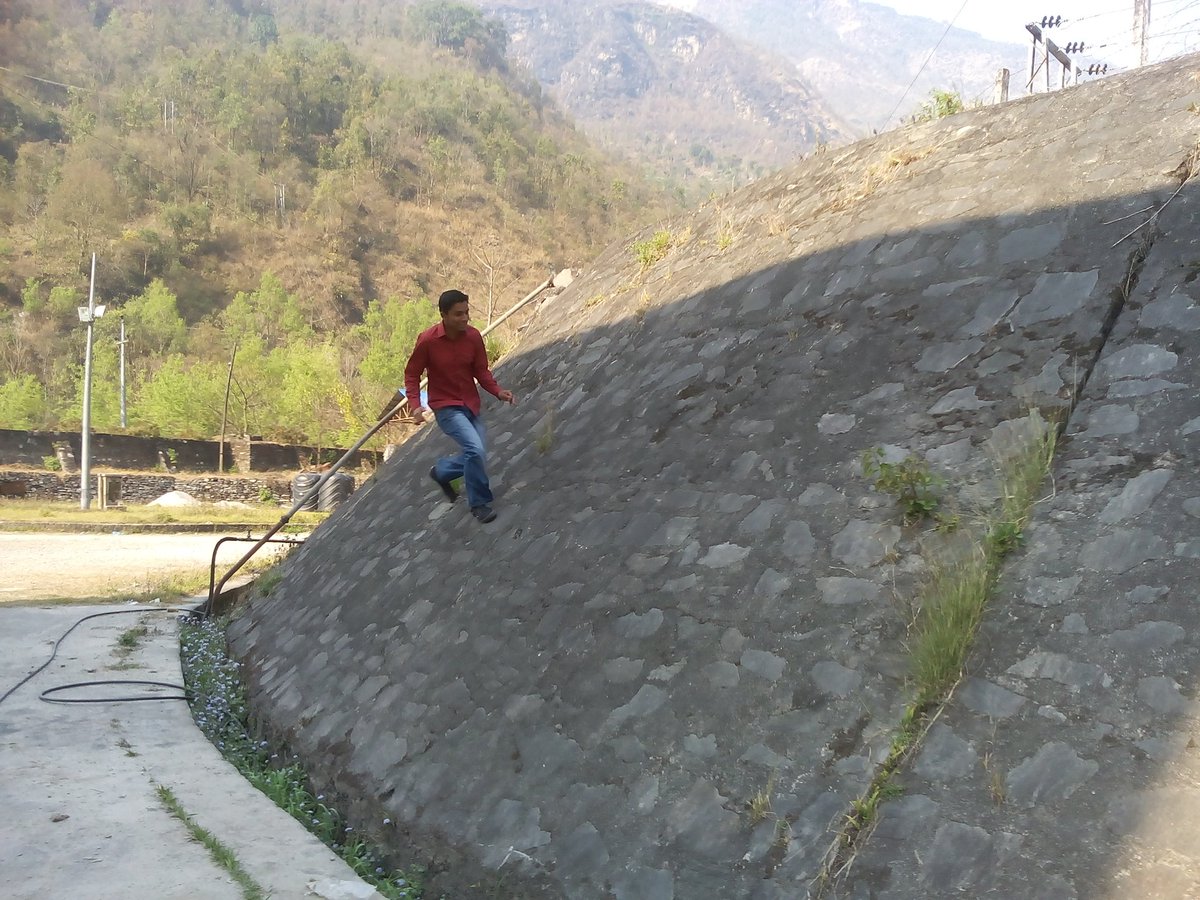 Side running in the sloped wall

#khataronkekhiladi