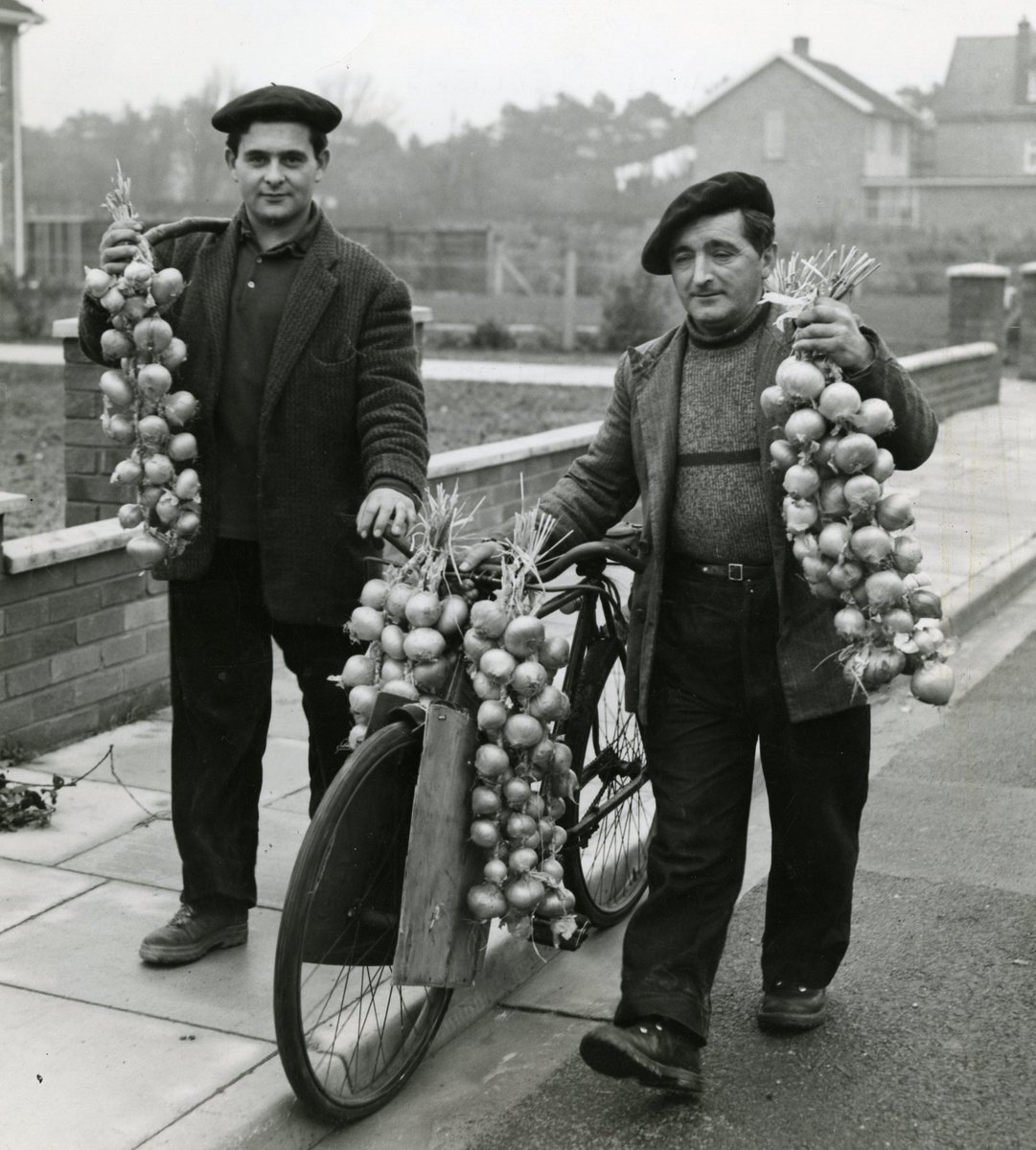 SuffolkArchives's tweet photo. 'Allo 'Allo what have we here are 2 Breton onion sellers in Lowestoft in 1959 #WorldFrenchLanguageDay https://t.co/Z1HdrG7euX