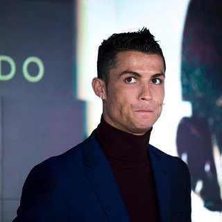 Ronaldo Hibur Anak Korban Bom Asal Palestina detik.id/64J8Ys via <a href="/detiksport/">detiksport</a>