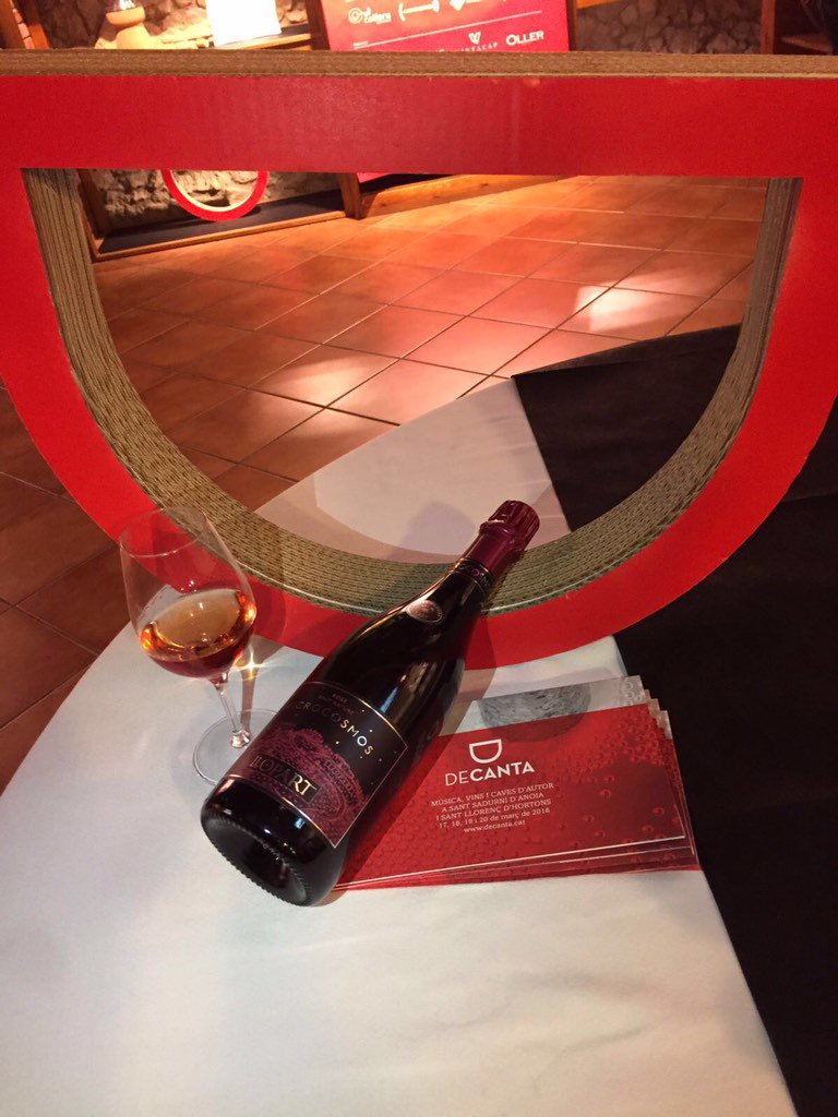 Llopart1887's tweet photo. Microcosmos #llopart a la taverna musical del Festival #Decanta #rose #cava #sparklingwine @p_golferichs #undiaunvi https://t.co/yYbcT6ljsc