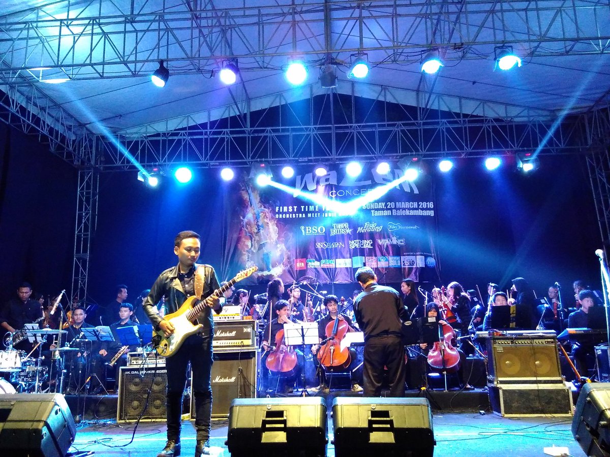 Keren tenan maine solo gitar mas <a href="/phepe_febri/">Febri Kurniawan</a> yg membawakan lagu 'Rain In The Afternoon'.

#WazemConcert