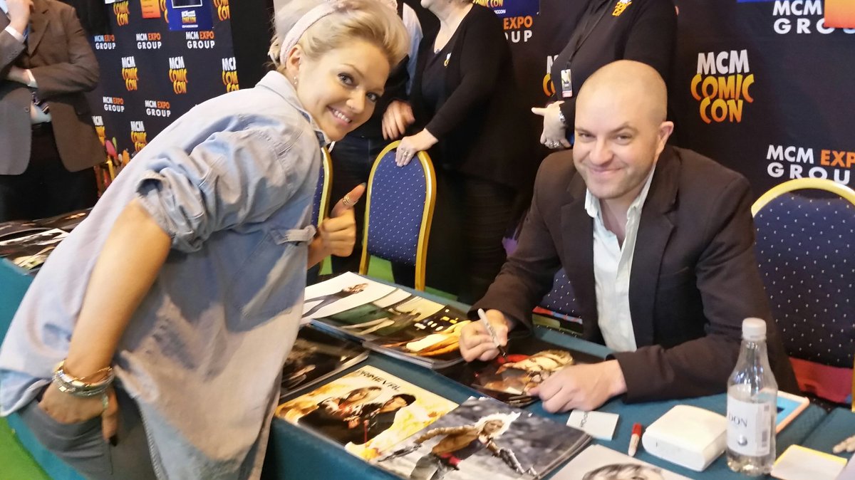 NickFishpool's tweet image. 'Big' moment for @hannahspearritt as she gets a signed photo from @NickF75 at @MCMComicCon 😄