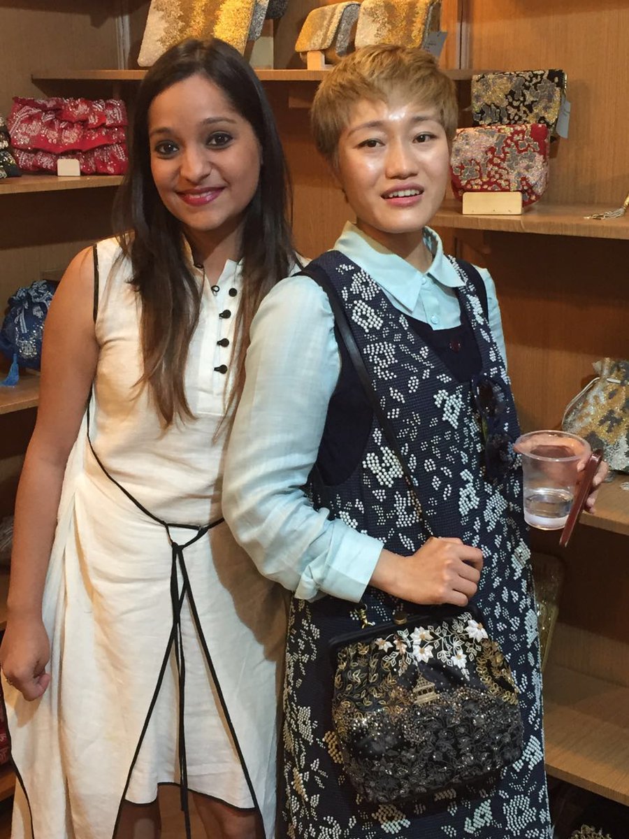 lovetobag's tweet photo. The multi talented @aienjamir with our new collection at AIFW!! #newcollection #lovetobag #here #fashionblogger https://t.co/8YAlIaXQ96
