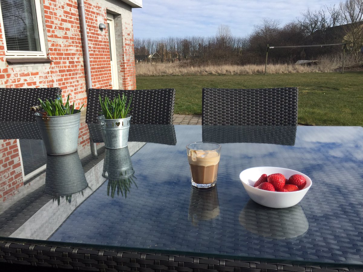EngstrNadja's tweet photo. Nyder søndagen #forårpåterrassen #liveterskønt https://t.co/RsWFAVvB1e