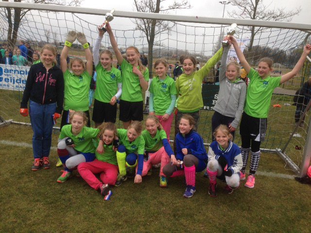 In de prijzen bij het schoolvoetbaltoernooi amalia-astro.nl/in-de-prijzen-…