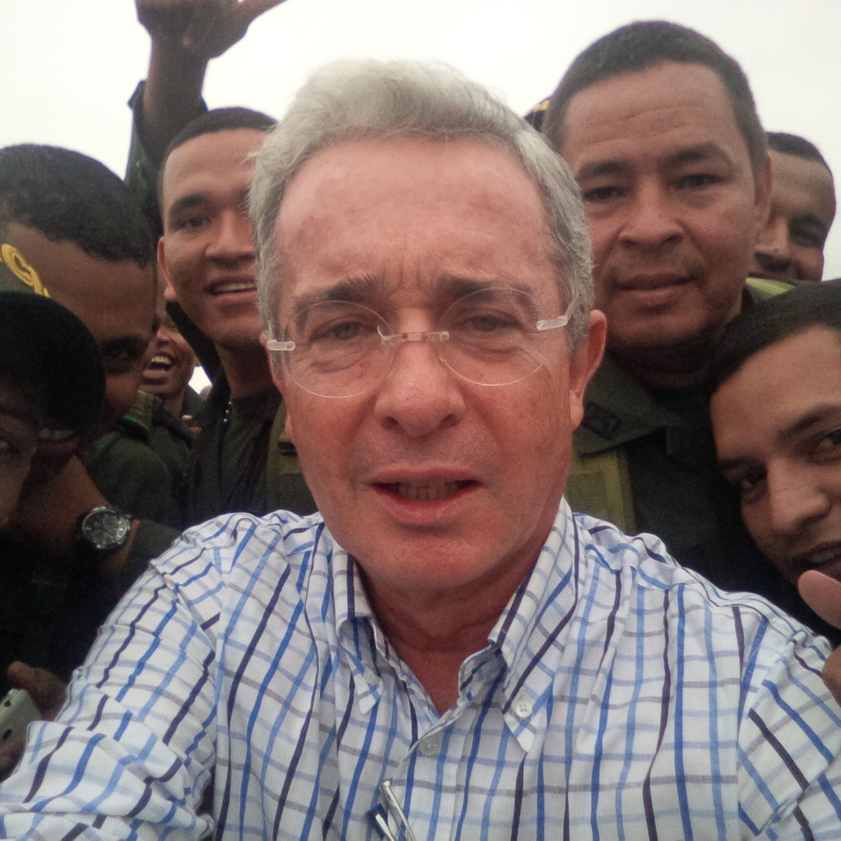 AlvaroUribeVel's tweet photo. Grato encuentro con policías de la Patria en el Aeropuerto de Montería https://t.co/r9z8PTmQd4
