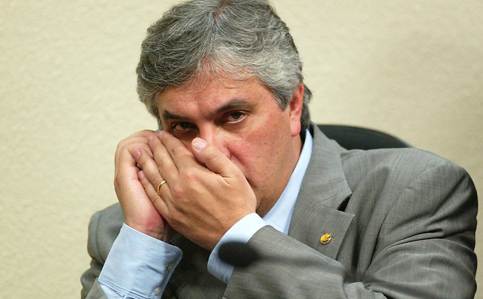 folha's tweet photo. Cardozo vazava operações da Lava Jato para Dilma, afirma Delcídio a revista https://t.co/IEZLk6D6iq https://t.co/PF8aK96IFg