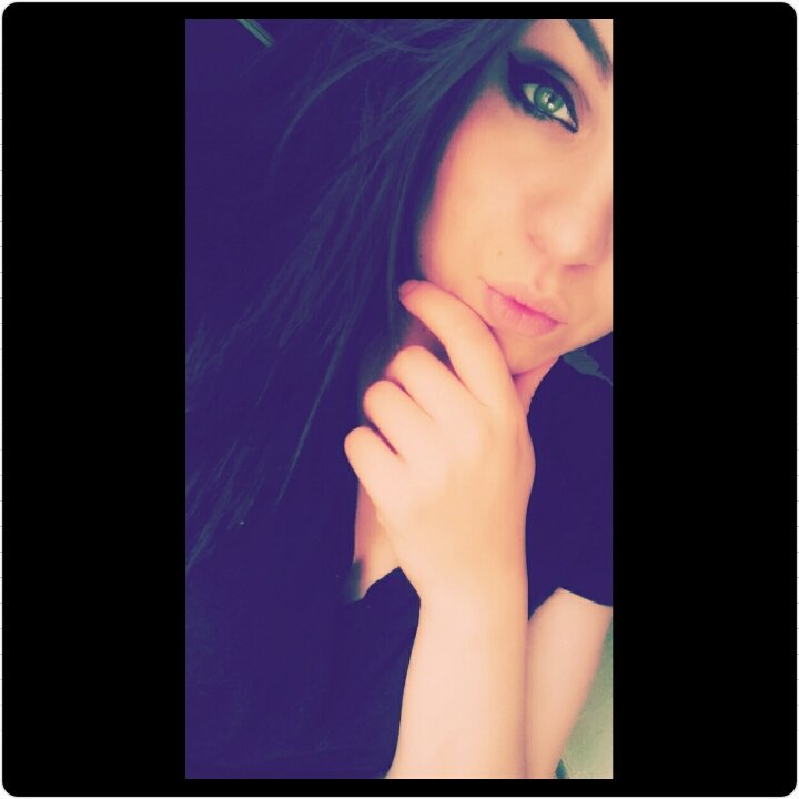 DeeMillaaa's tweet photo. #GreenEyes #LongHairDontCare https://t.co/8zrs1upJTf