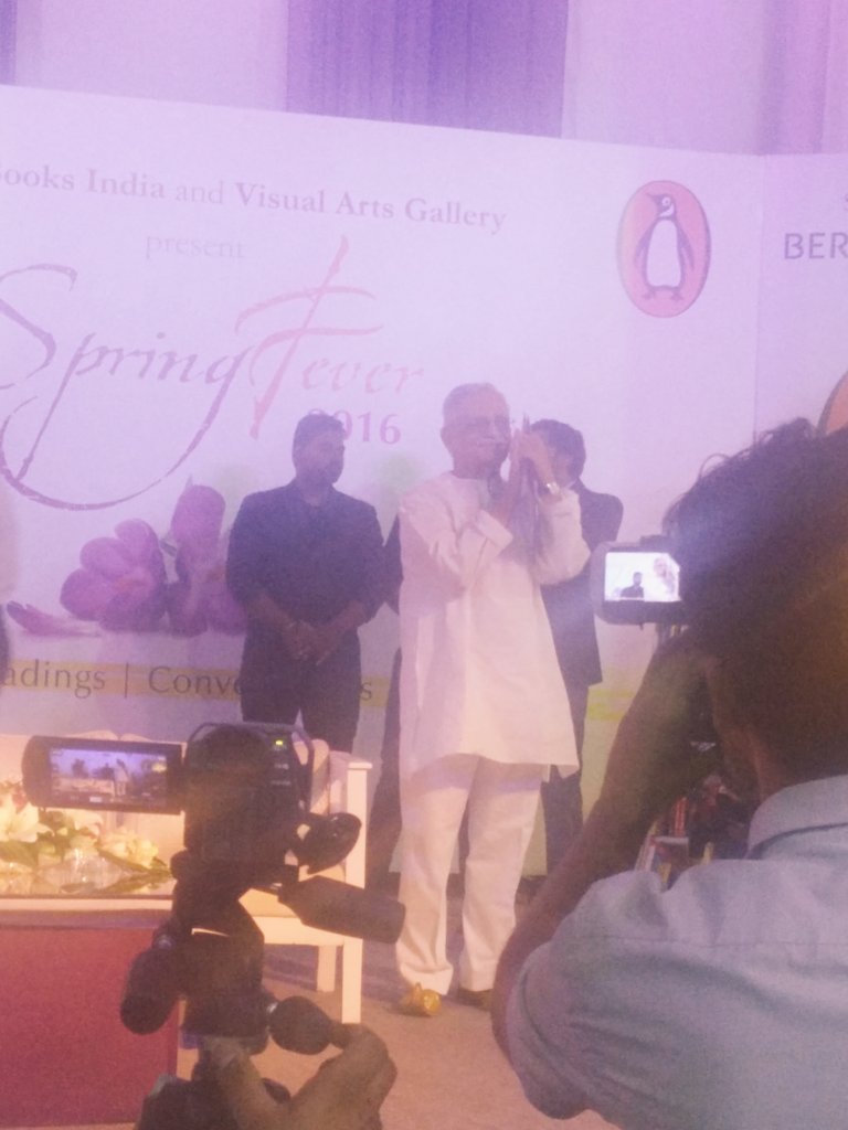 PenguinIndia's tweet image. Crowd goes wild as #Gulzar walks in.
#SpringFever2016