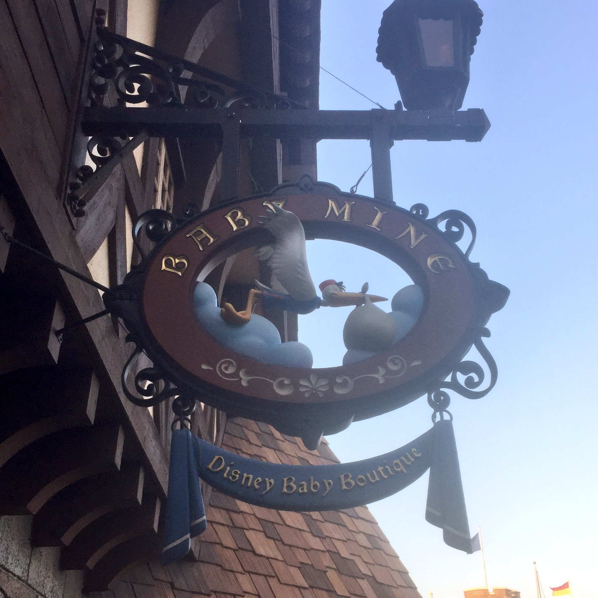 تويتر 五井ヒロト على تويتر 東京ディズニーランドの景色335 ベビーマイン 開店15周年 赤ちゃん用品を扱うこのお店の名前は ダンボのお母さんが我が子歌う子守唄の曲名 看板の鳥はダンボを運ぶコウノトリ 母親と愛する我が子の幸せを届ける店なのです