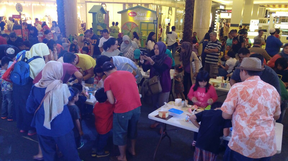 Lewat Cooking Class "Fun with Dad" <a href="/ultramimi/">ultramimi</a>, para Ayah dg anak diuji kehebatannya menghias Sponge Cake #jkf2016